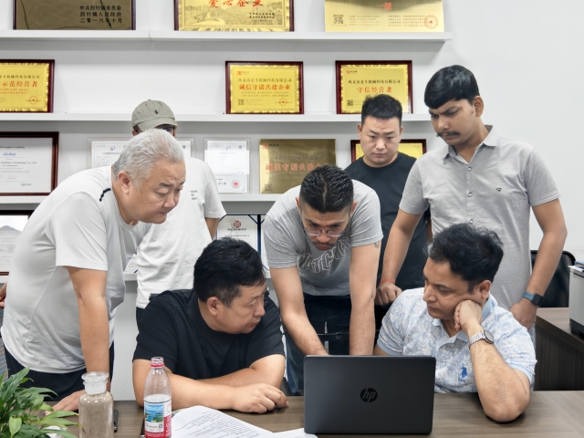设备验收:印度客户来厂核查黄色性爱大香蕉机质量